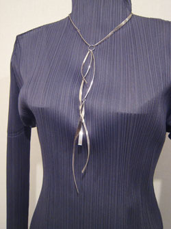 �z�K����̃A�N�Z�T���[