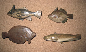 変な魚バッジ